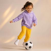 Criança feliz e ativa brincando com uma bola, incentivando hábitos saudáveis