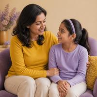Mãe conversando com carinho com a filha, em um momento de acolhimento